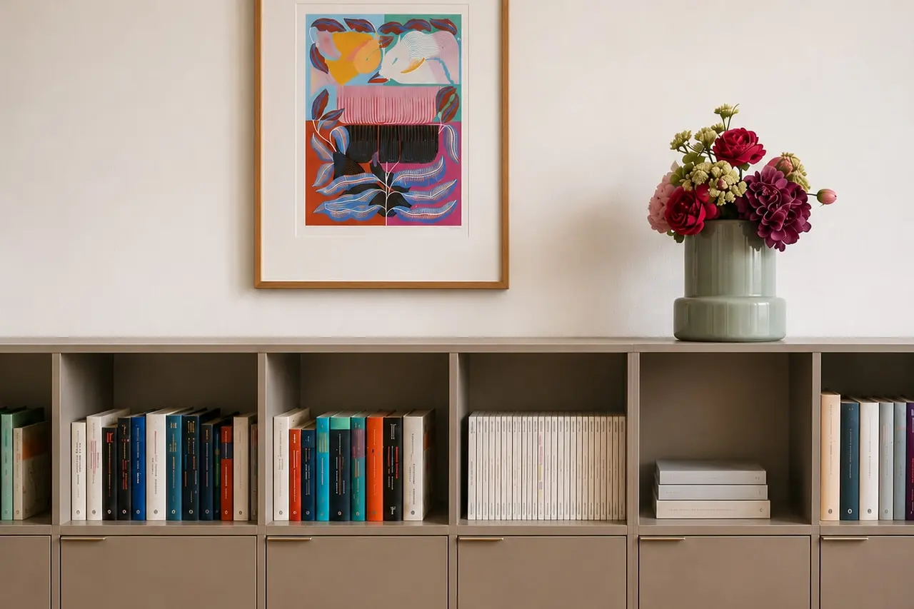 Regal mit Fachbüchern und farbigem Kunstdruck in einem Praxisraum